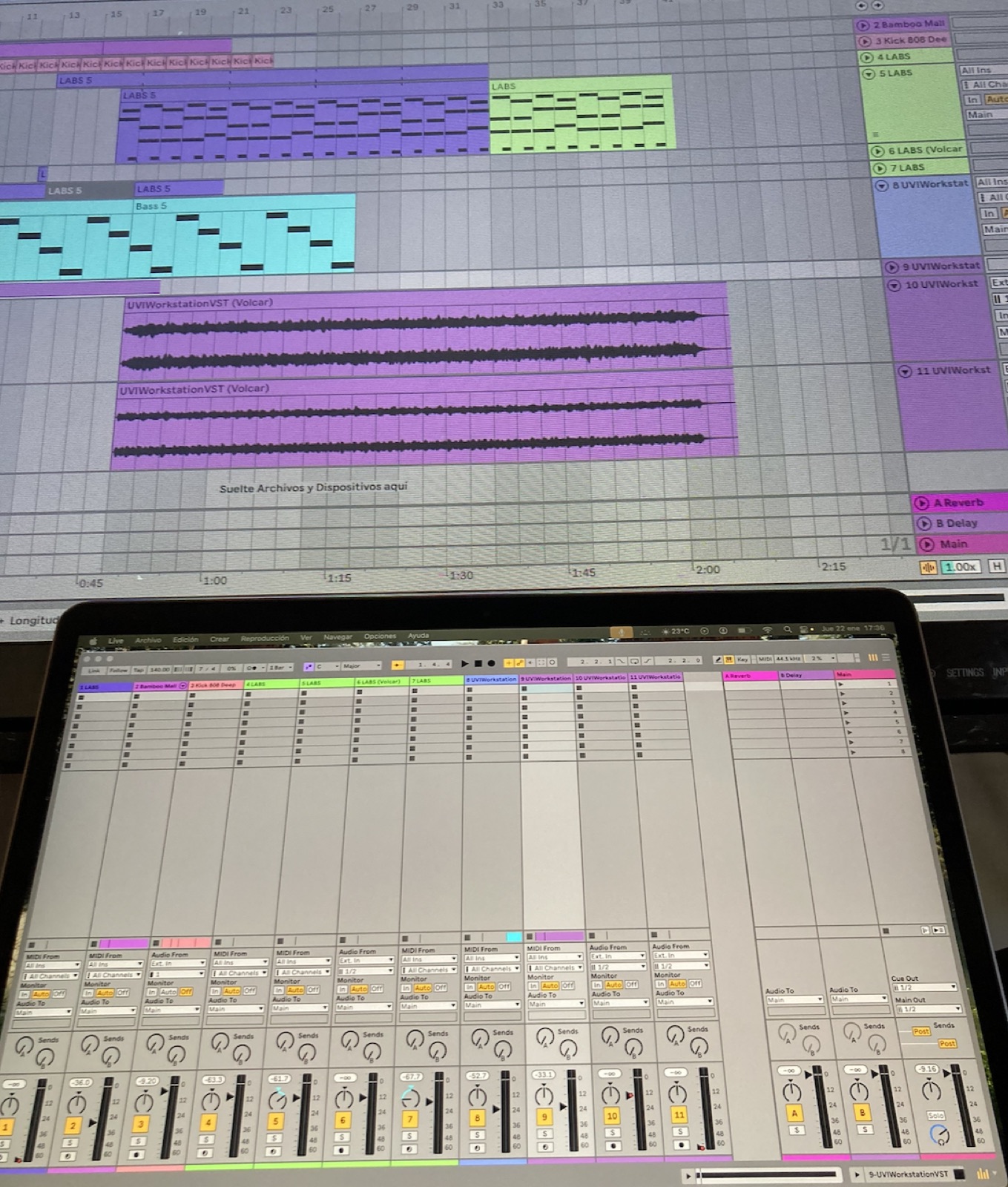 Sesión de Ableton Live con varias pistas, vista en la laptop y en una pantalla