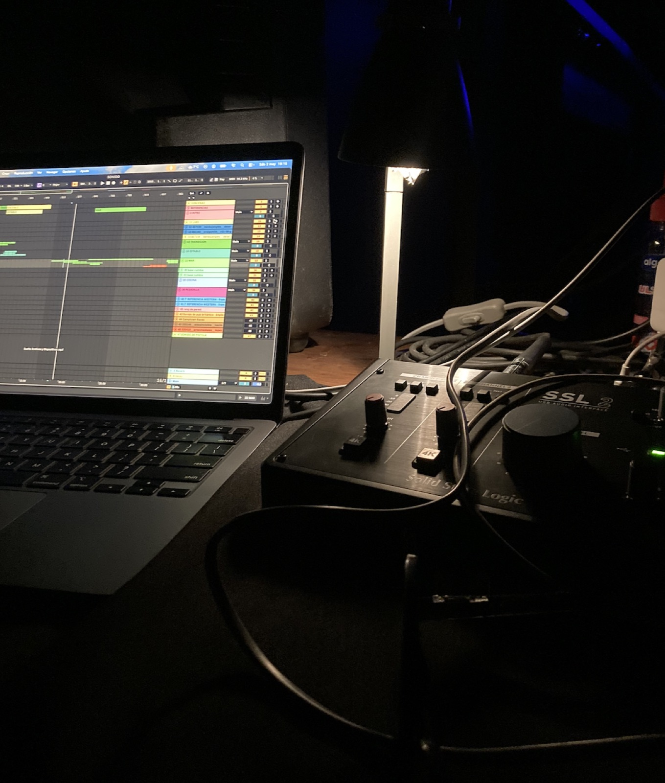 Estudio de Pablo de noche, con la laptop y la interfaz de audio encendidas