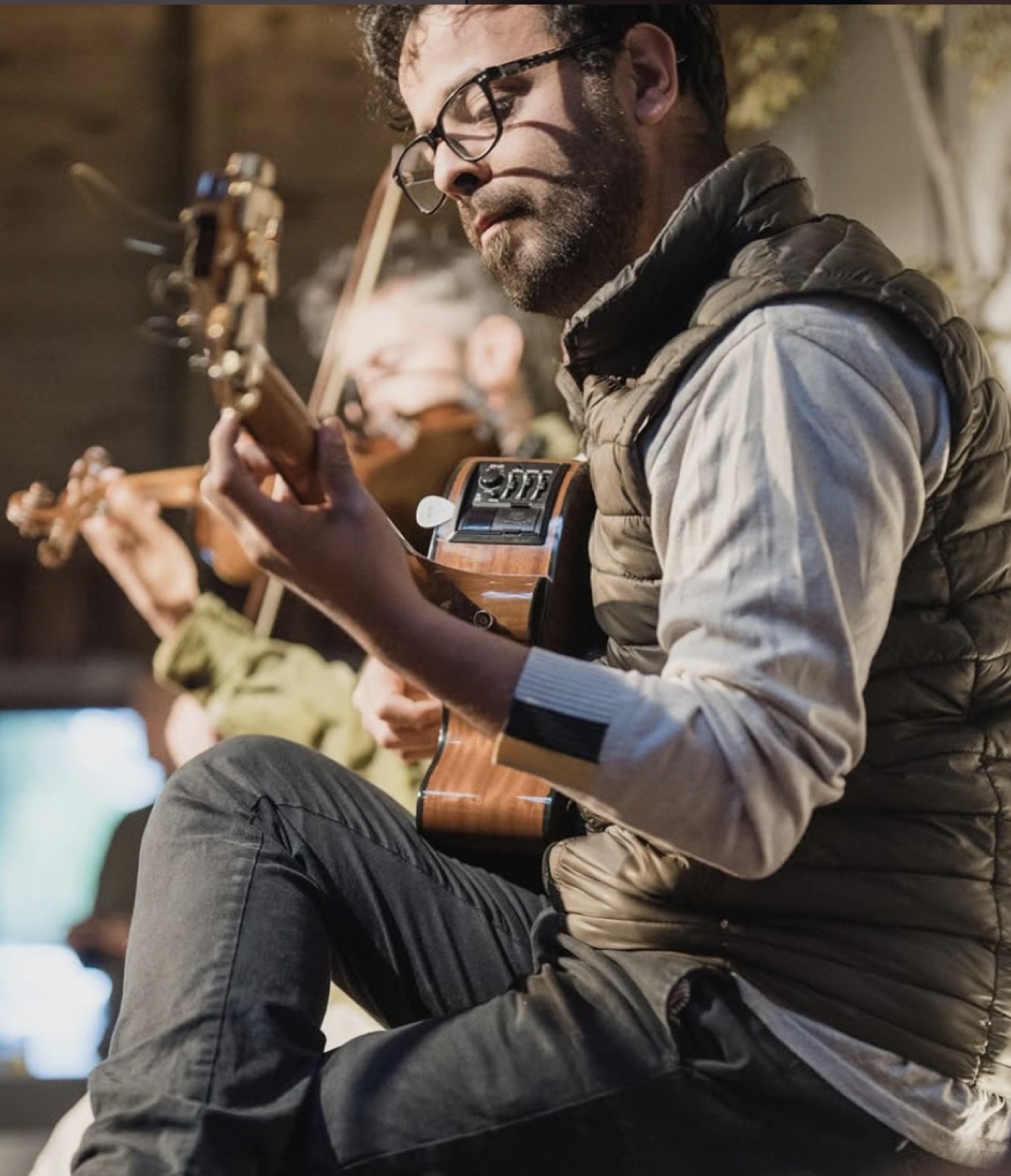 Pablo Ríos tocando la guitarra en una presentación en vivo